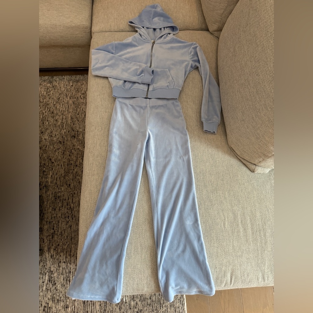 H&M Girls velour set, size 14 girls, like new, blue.